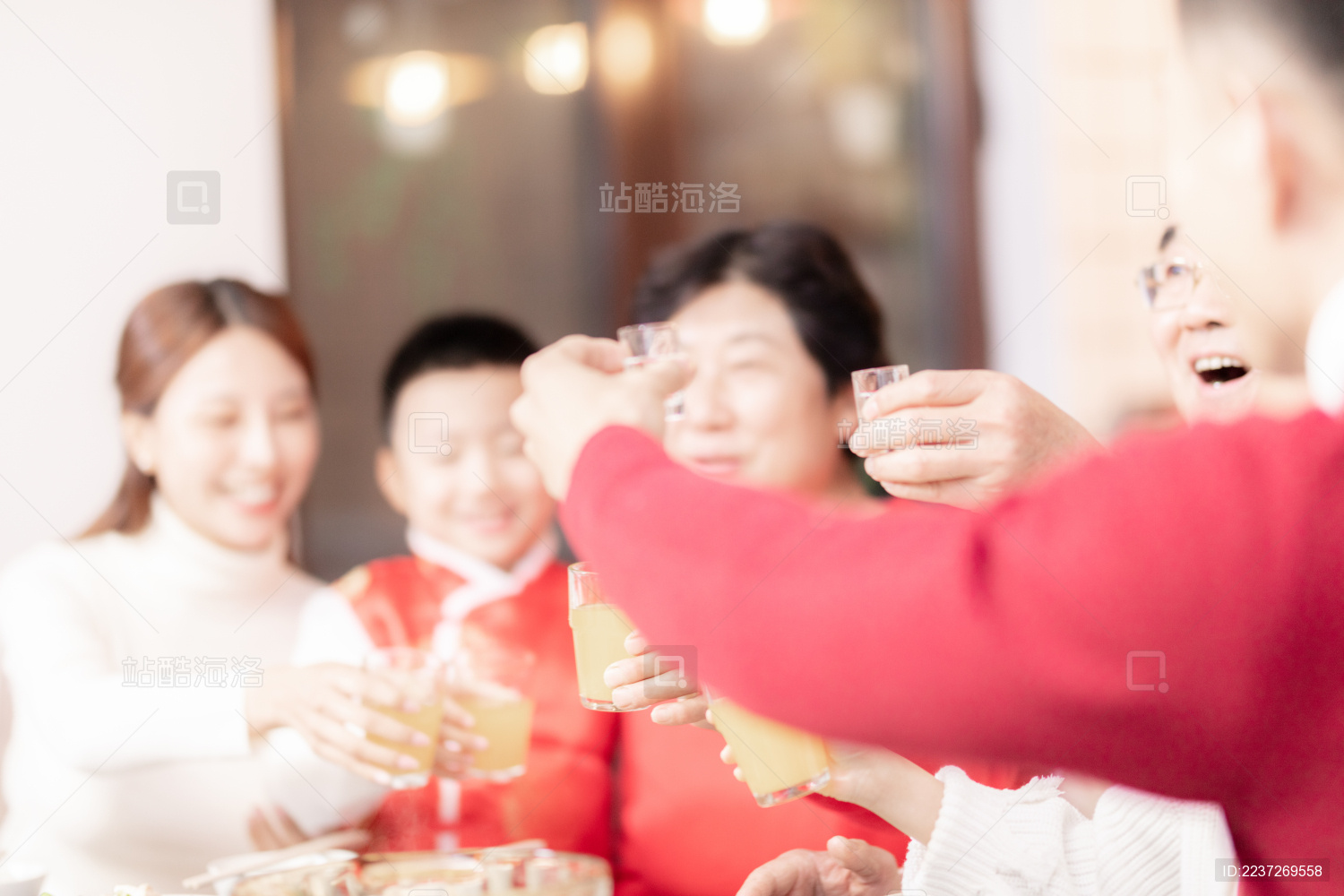 除夕夜一家人在吃团圆饭