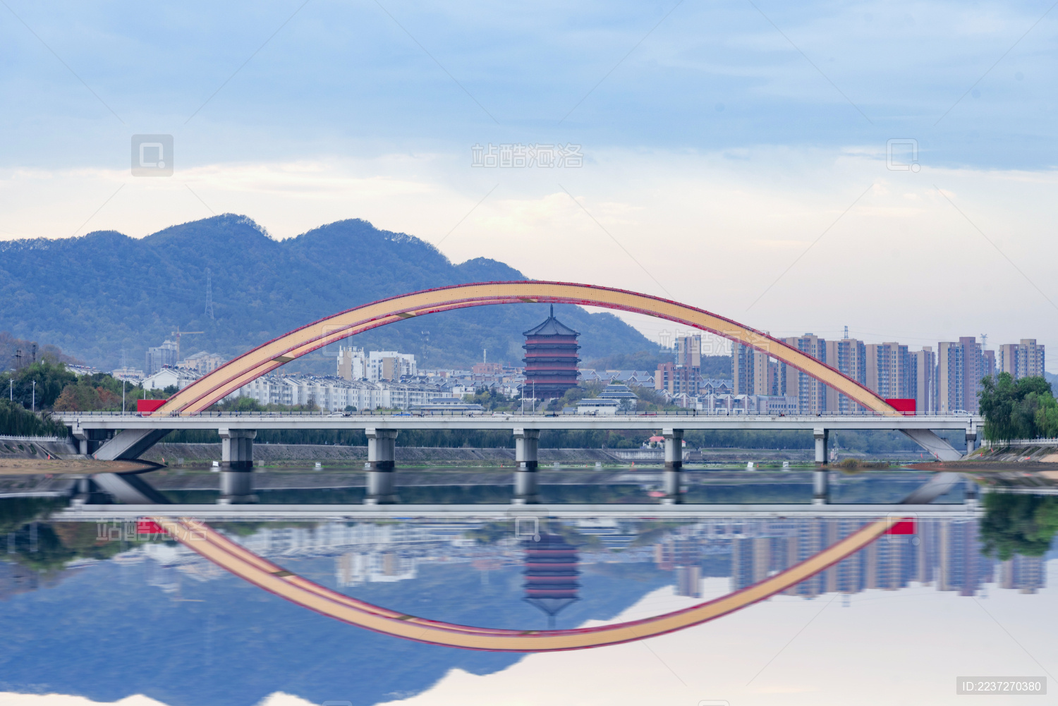 河南信阳浉河上面的桥梁风光