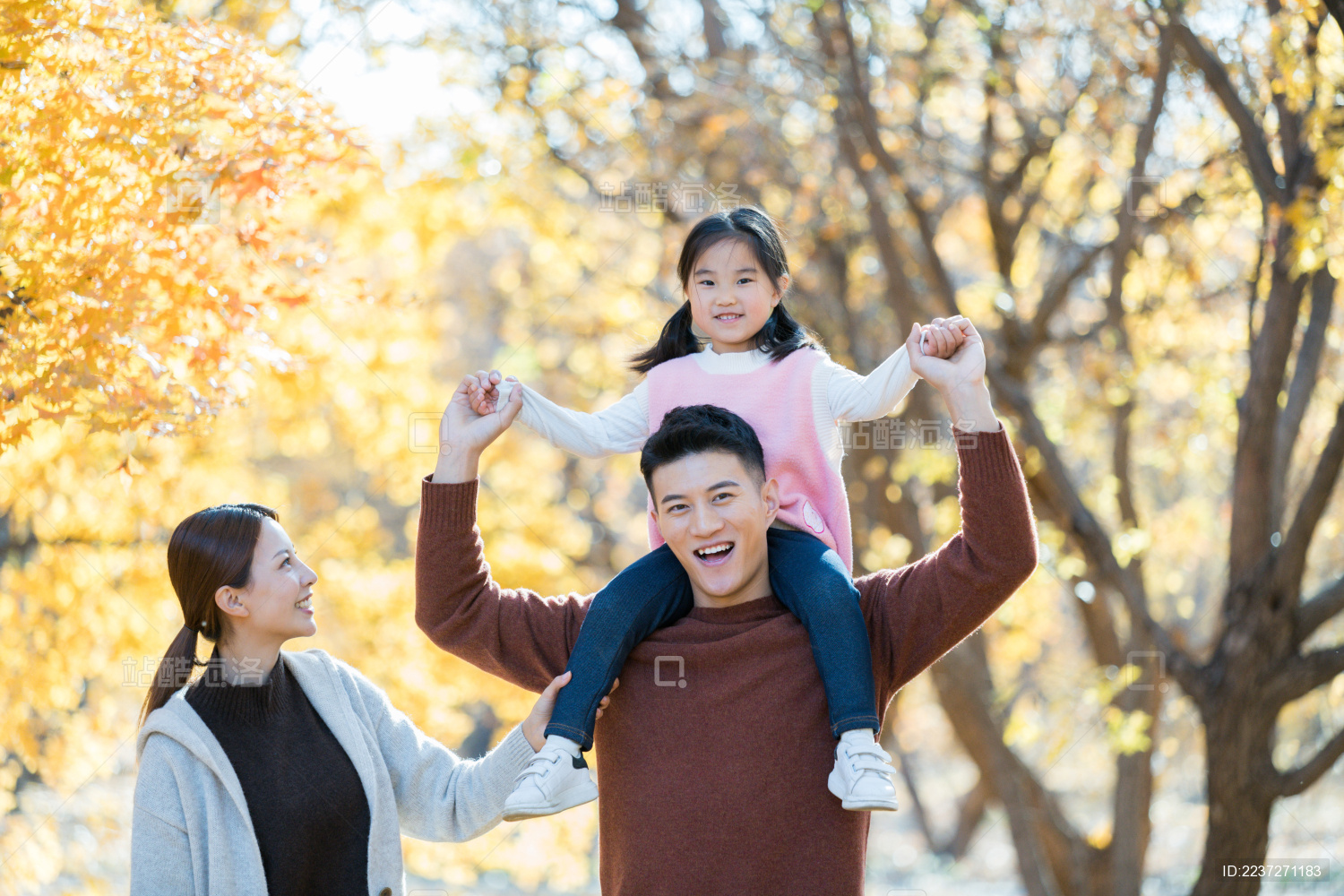 在户外旅行的一家三口