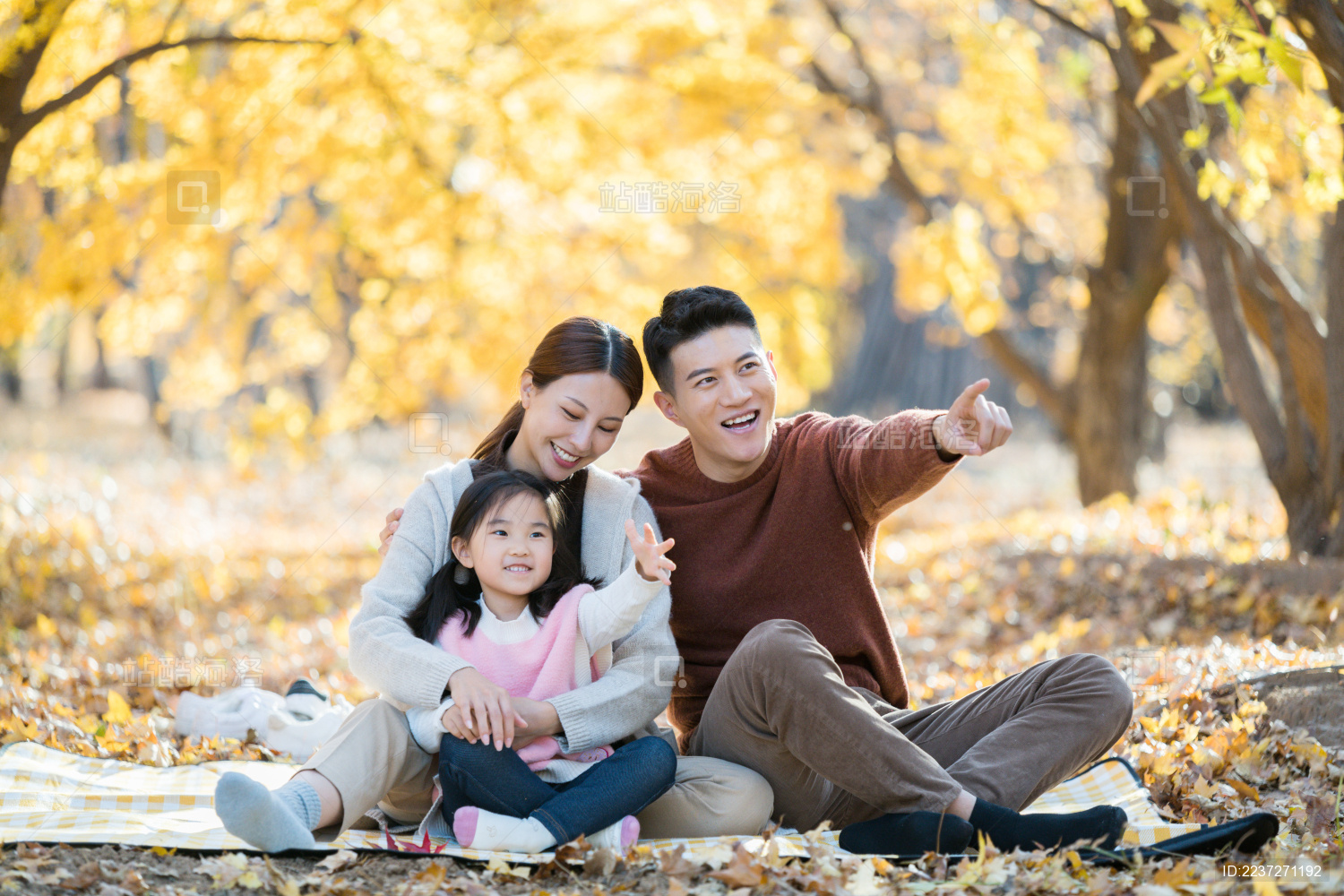 在户外旅行的一家三口