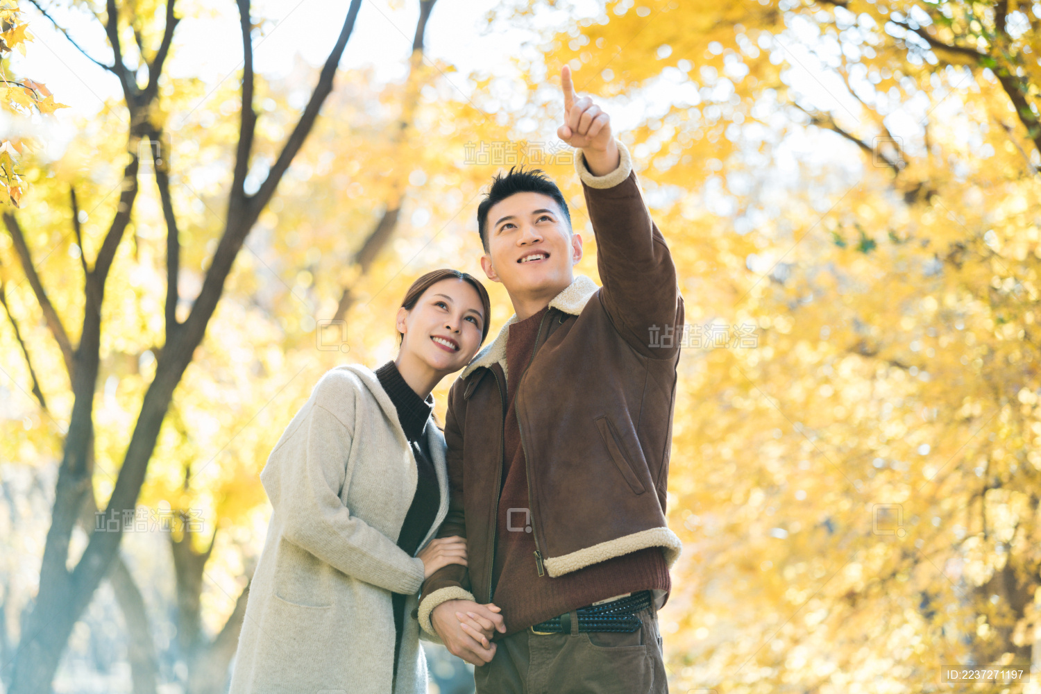 在户外旅行的一对中国情侣