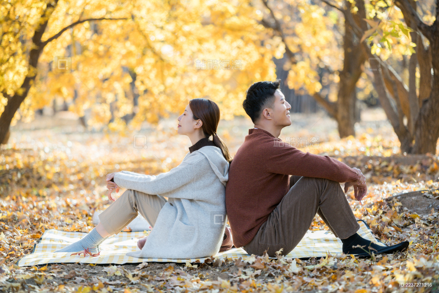 在户外旅行的一对中国情侣