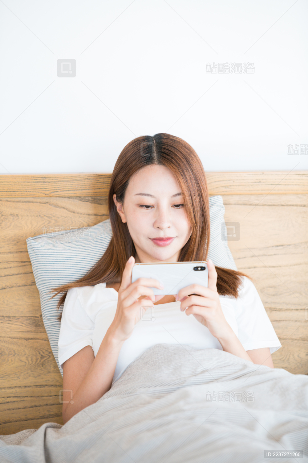 一个正在用手机的 中国美女 