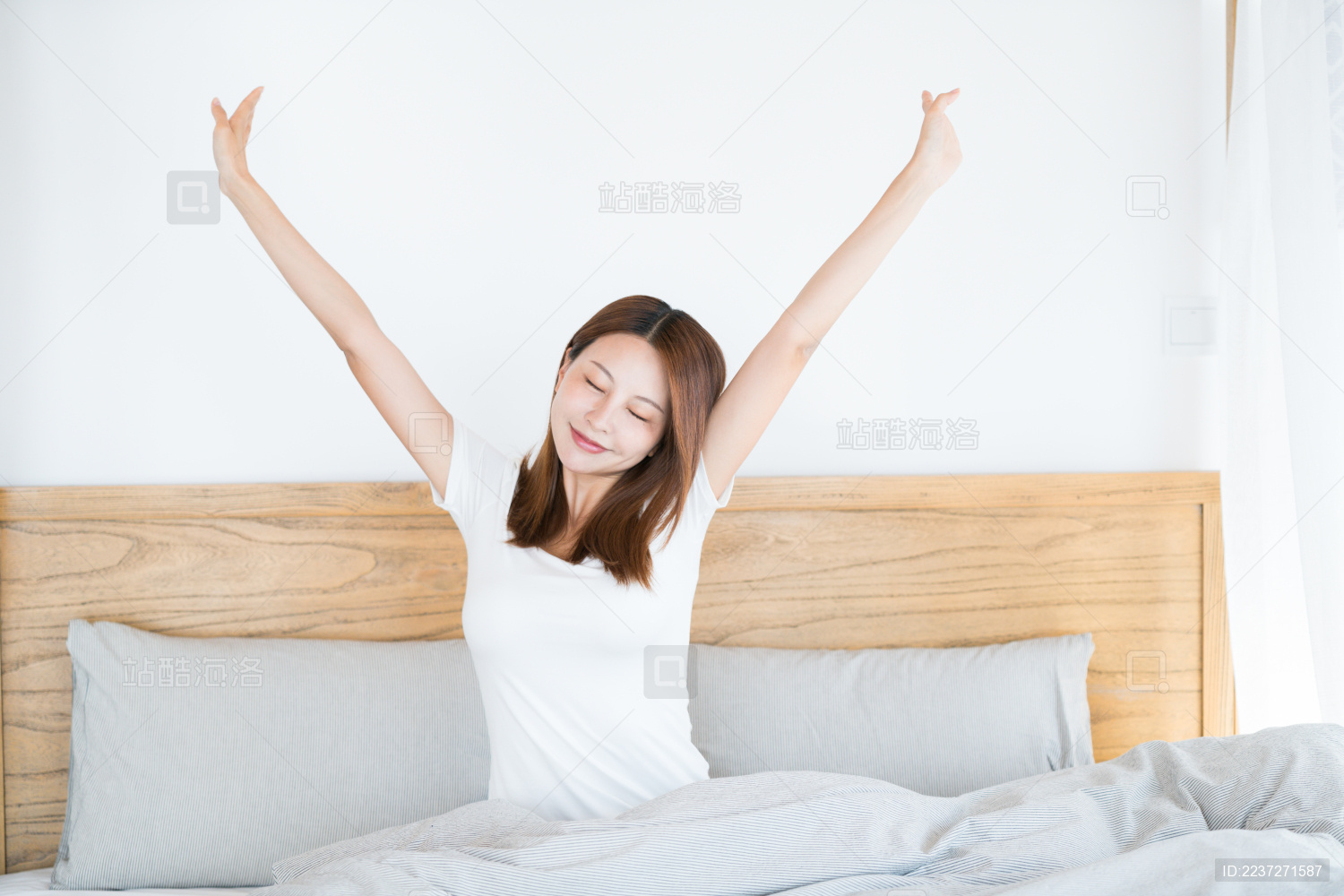 正在床上伸懒腰的中国美女
