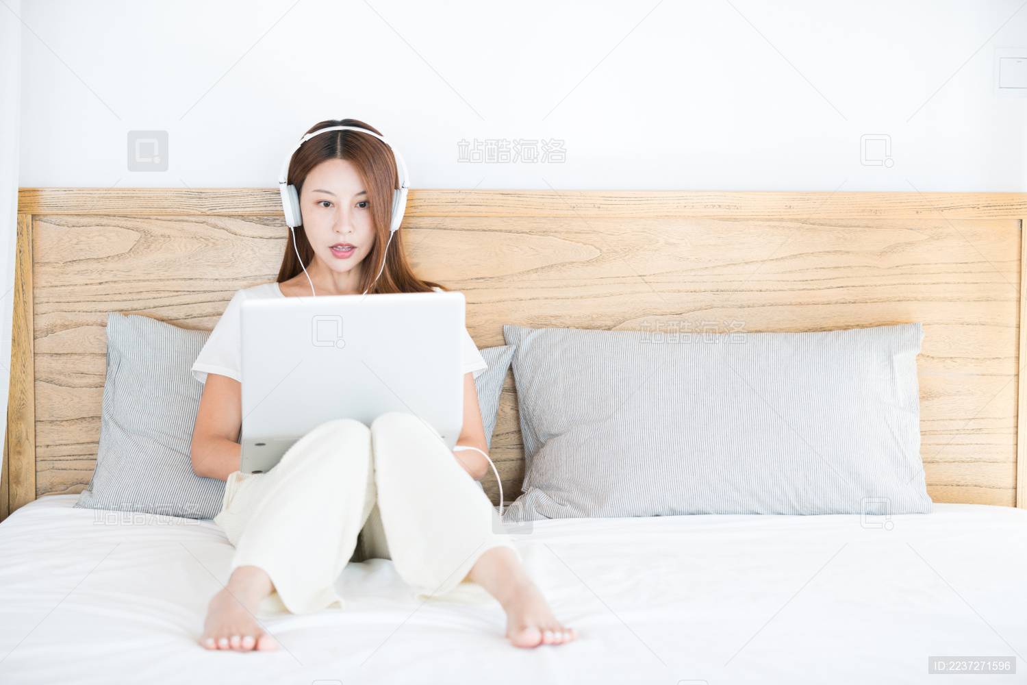 正在用笔记本电脑的中国美女 