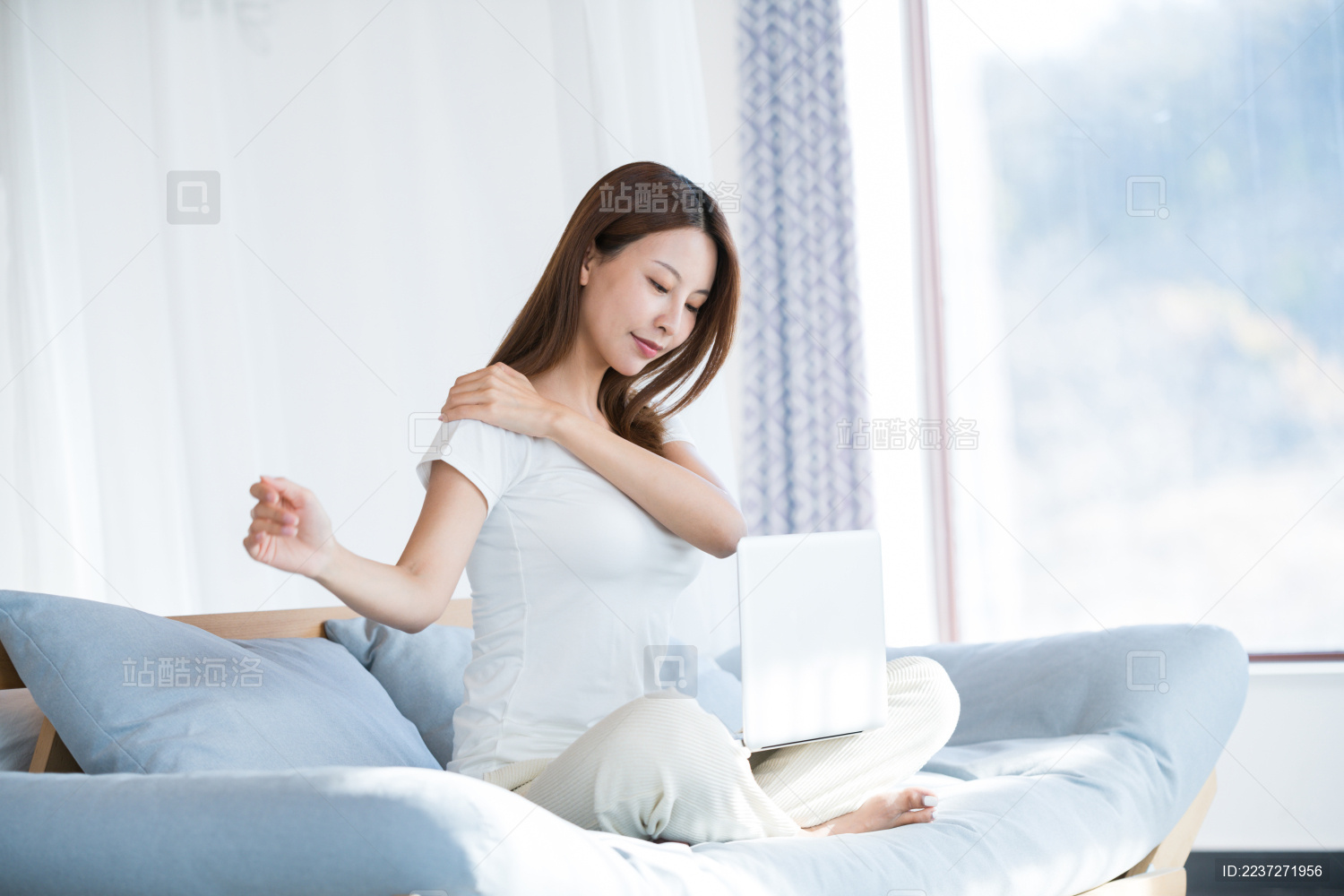 一个正在伸懒腰的中国美女