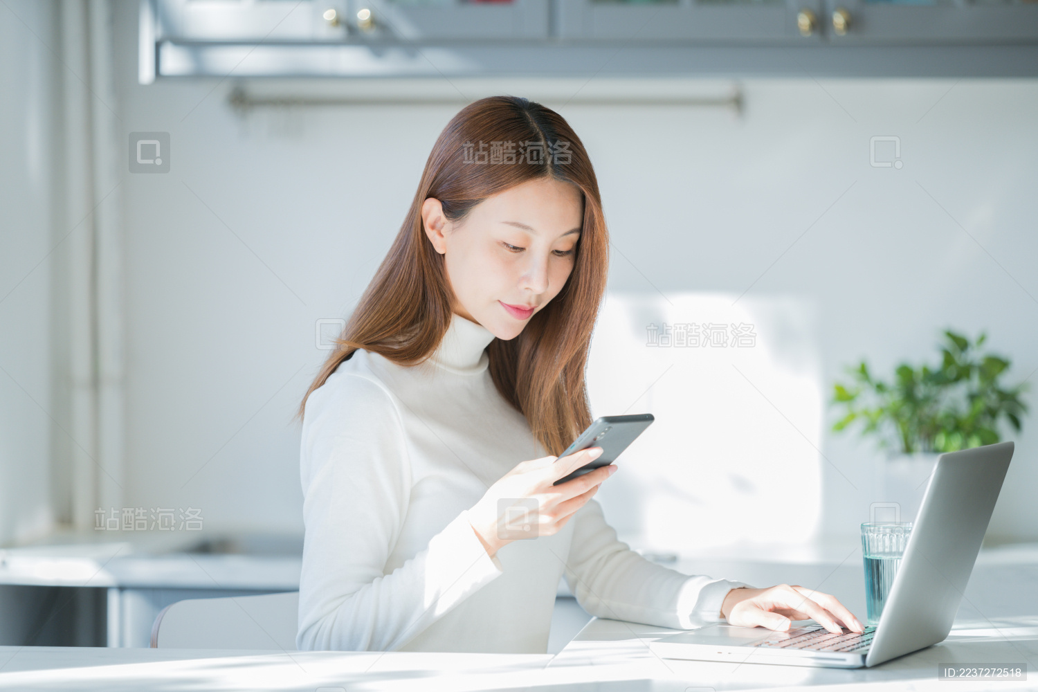 正在办公的中国美女 