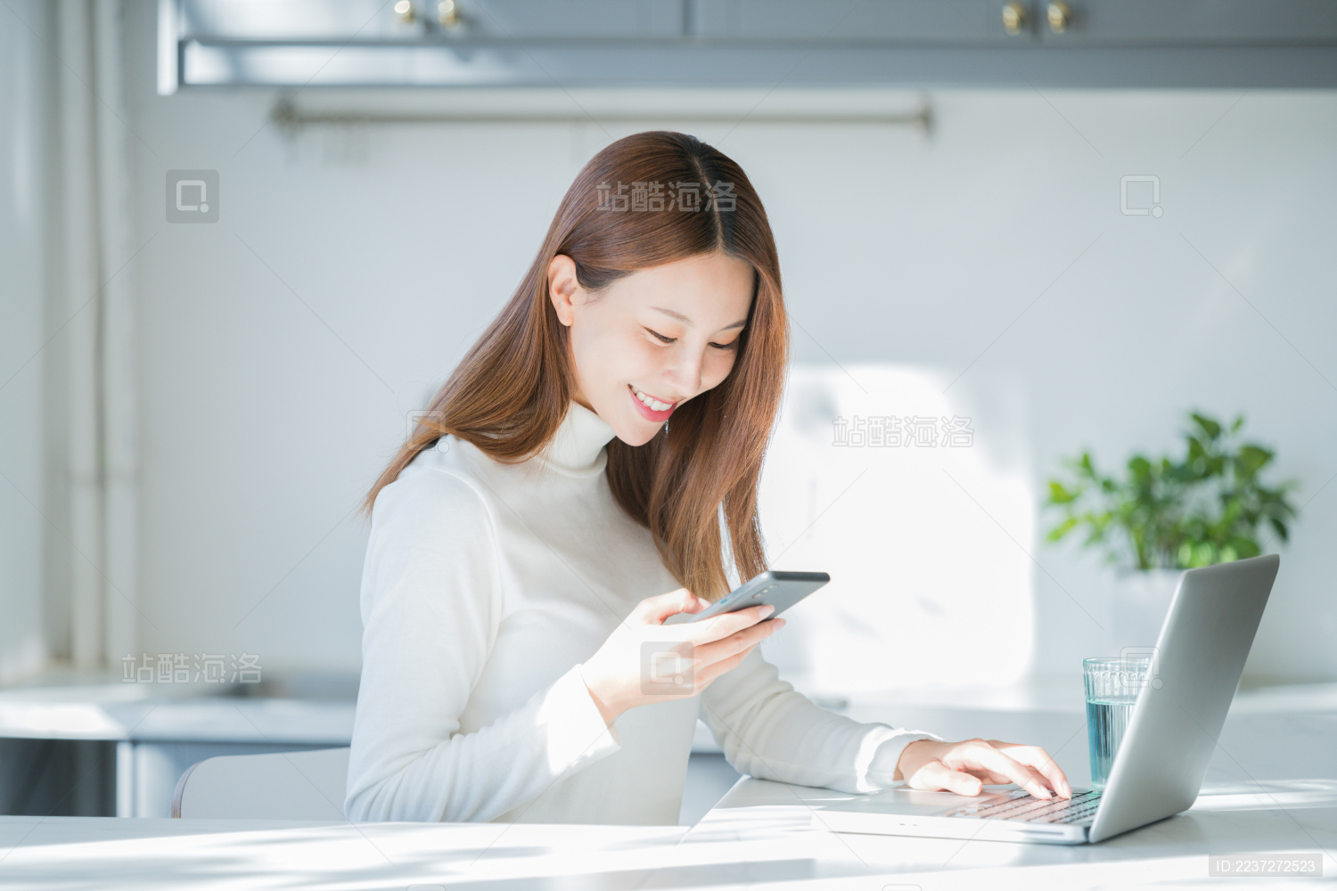 正在办公的中国美女 