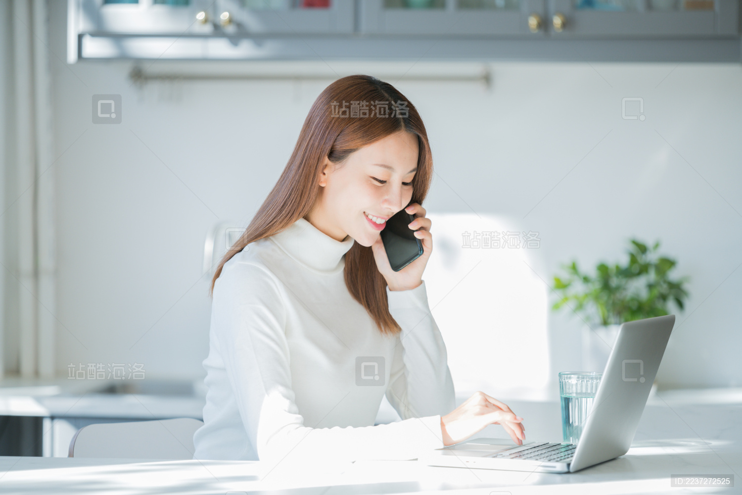 正在办公的中国美女 