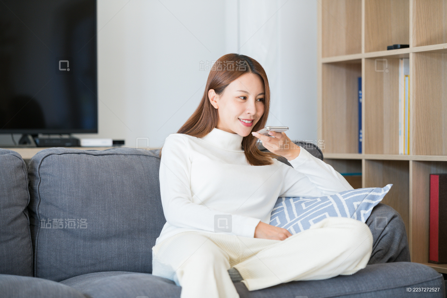 一个中国美女正在语音通话