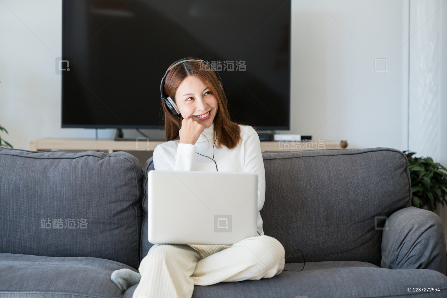 一个正在用笔记本电脑的中国美女