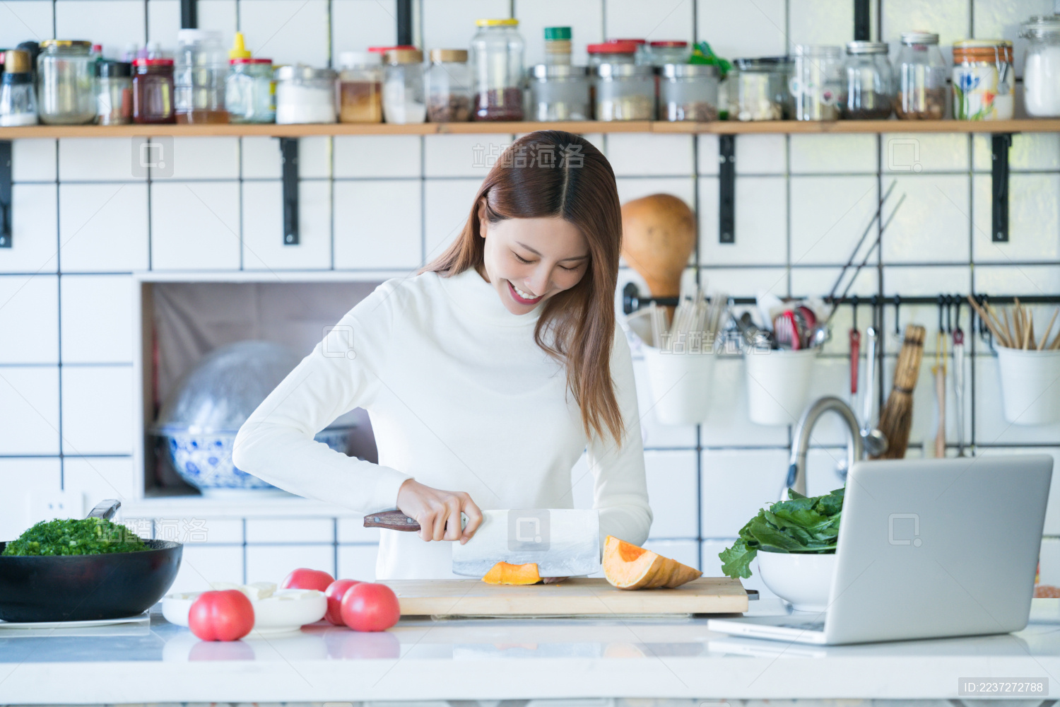 一个正在厨房做菜的美女 