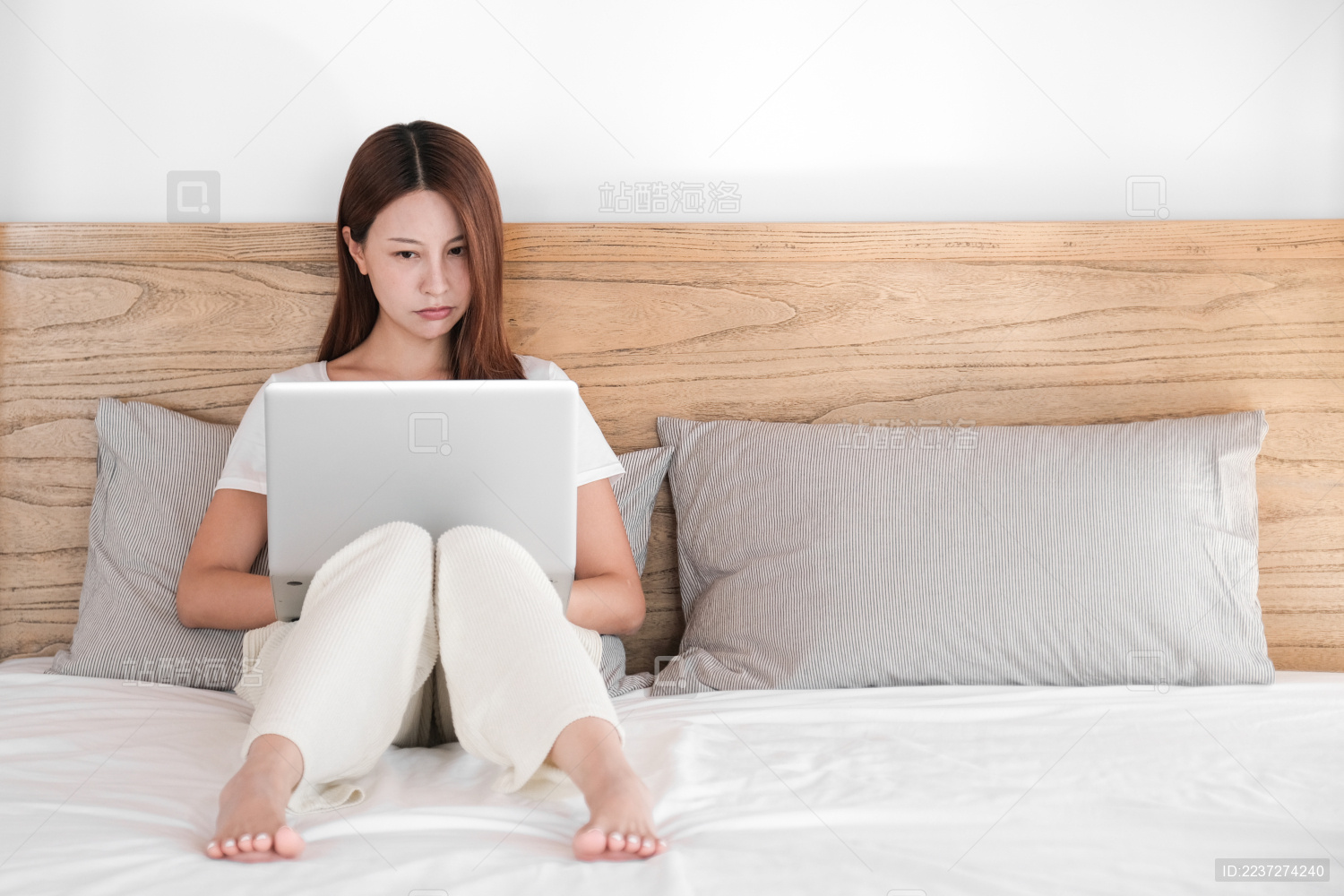 一位年轻的女子在卧室里