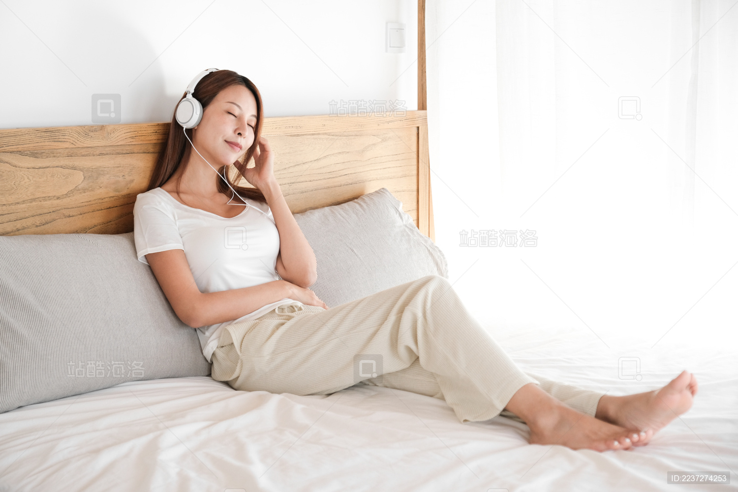 一位年轻的女子在卧室里