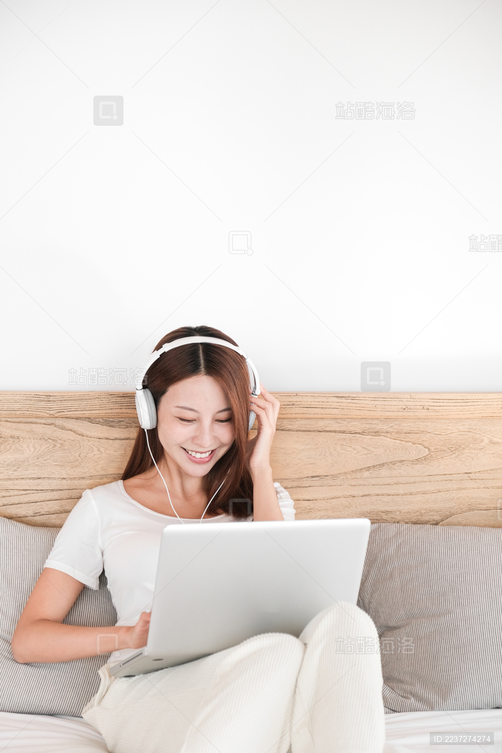 一位年轻的女子在卧室里