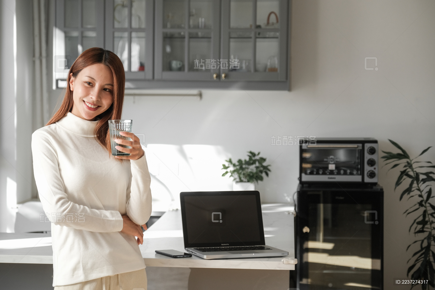 一位中国年轻女子在家办公