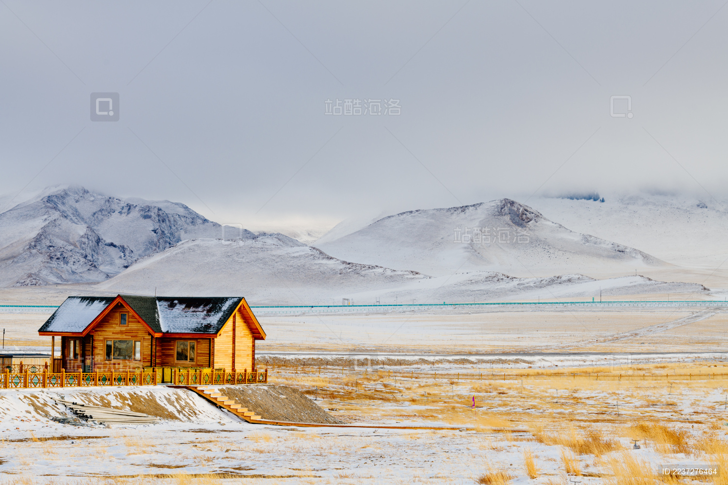 冬季积雪的中国新疆博尔塔拉州博乐市赛里木湖附近的雪山