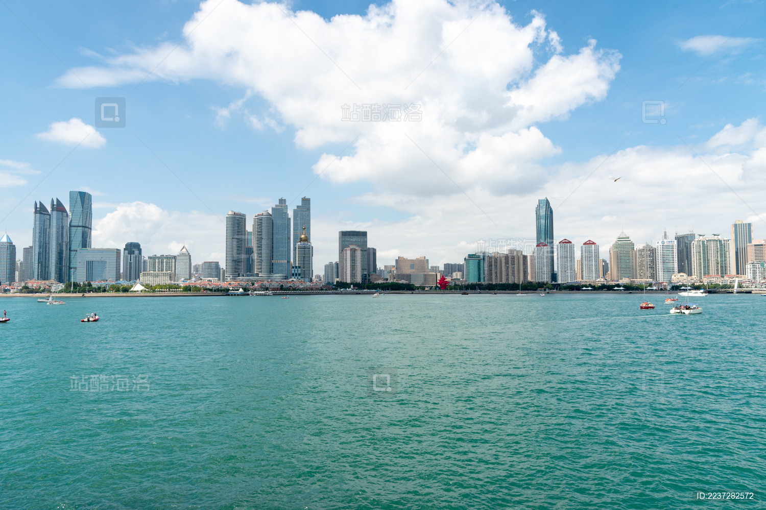 山东省青岛蓝天白云的城市风光