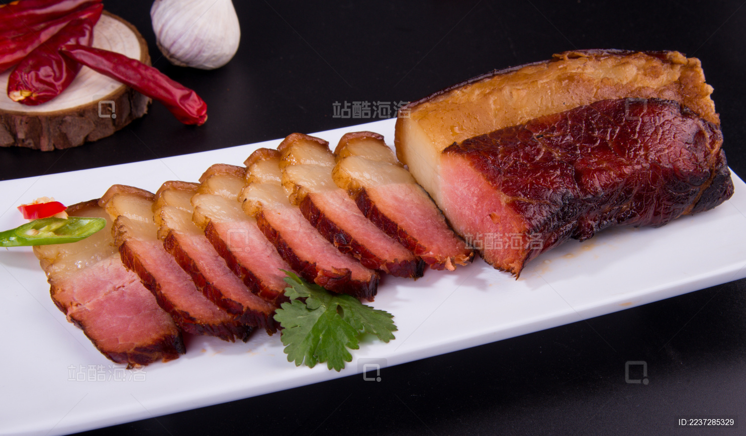 黑色背景中的传统美食腊肉