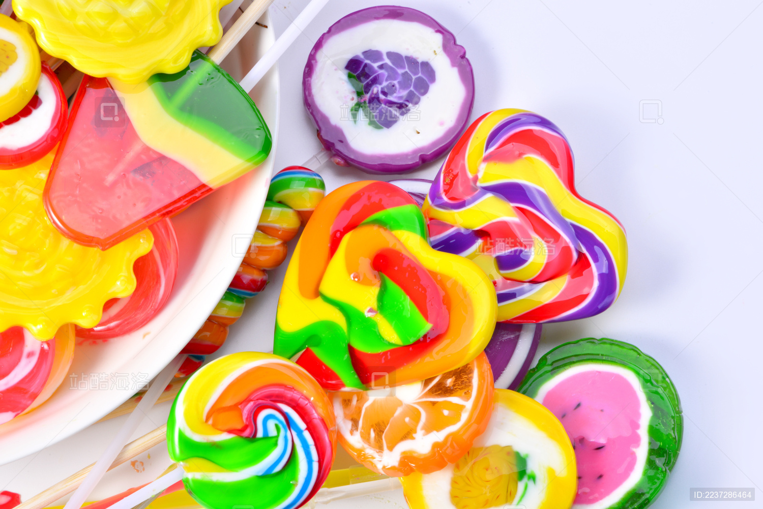 各种形状五彩斑斓的棒棒糖果