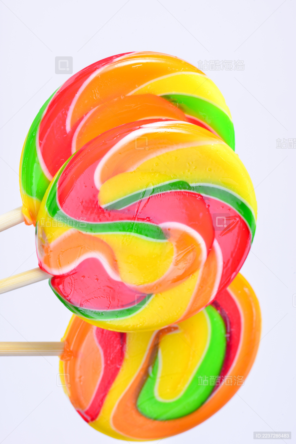 各种形状五彩斑斓的棒棒糖果