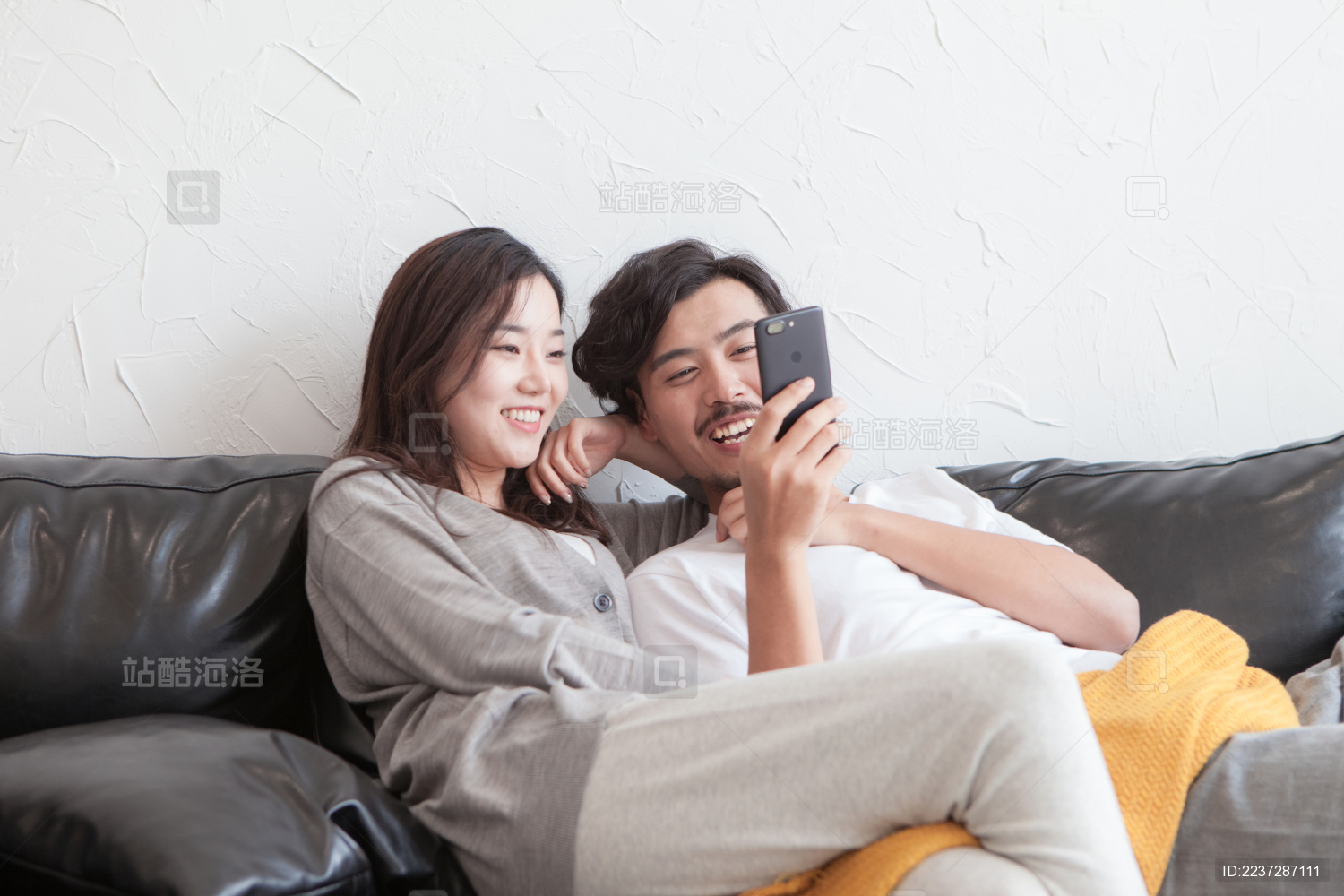 一对年轻的中国情侣在家里