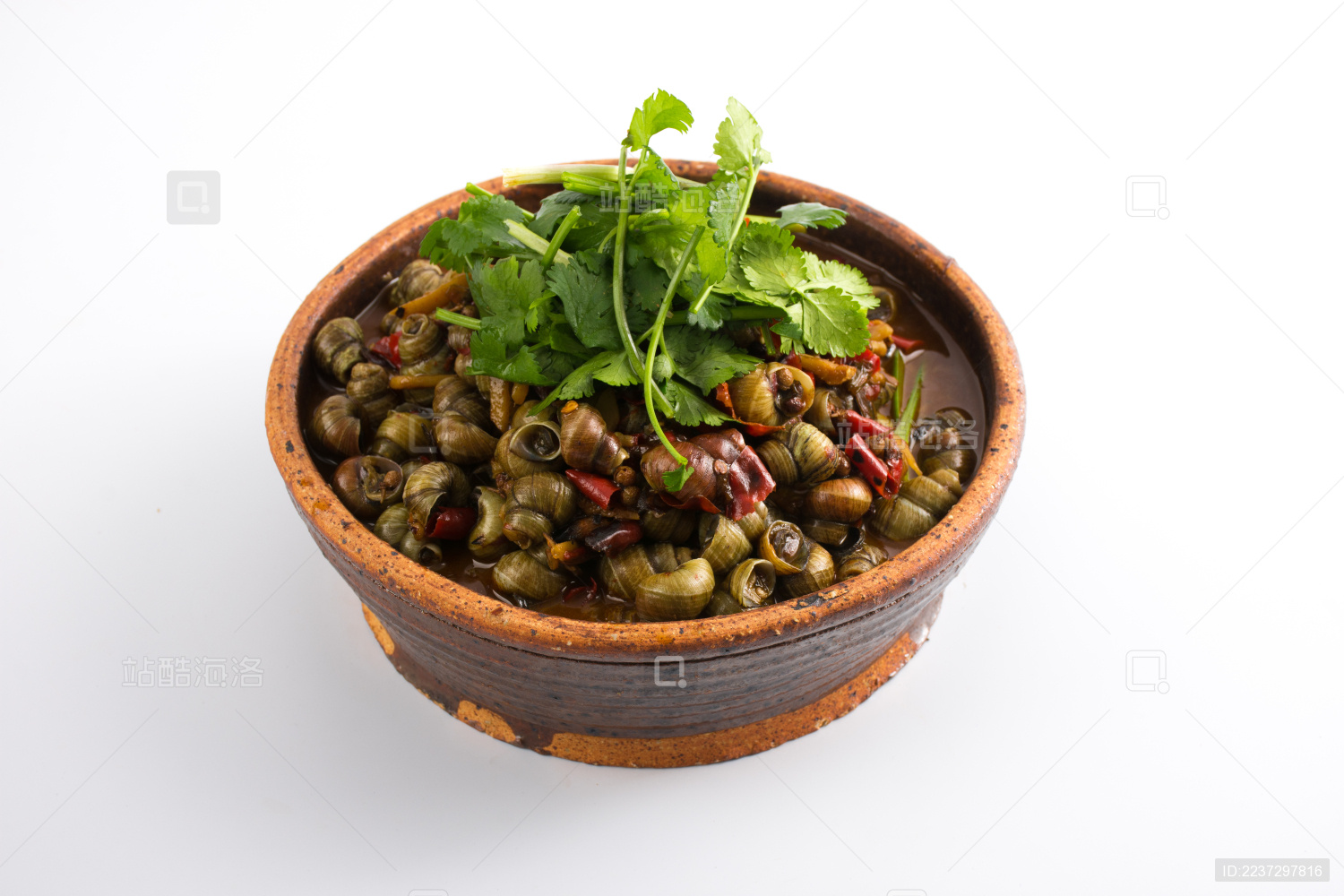 复古碗装着一大碗麻辣螺丝放在白色背景上