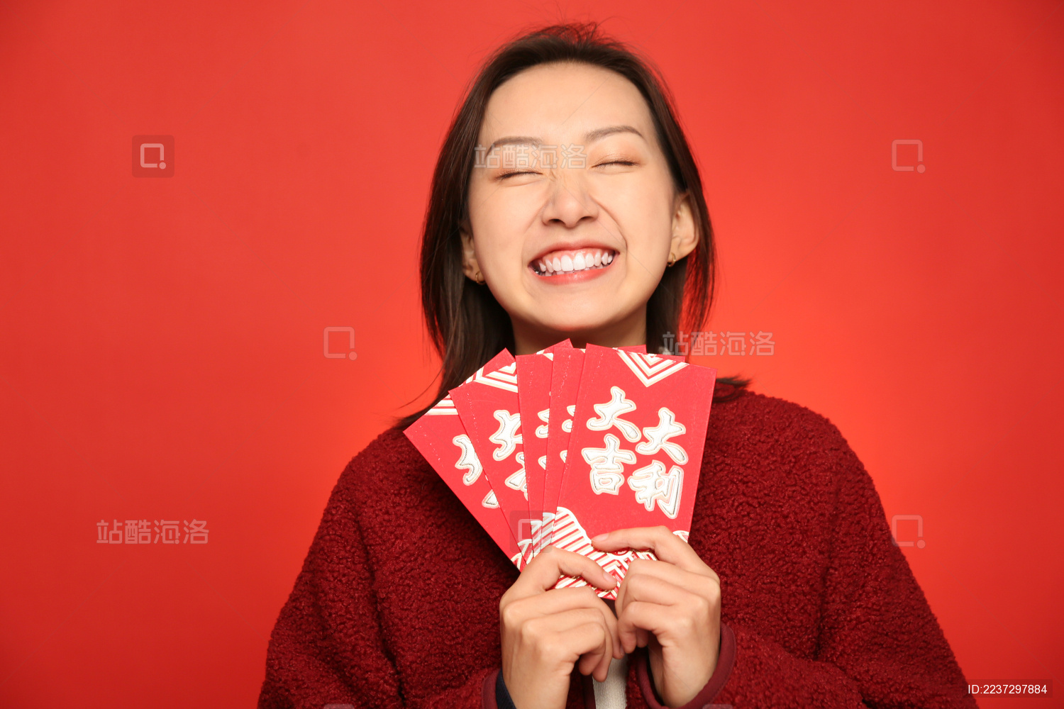 手里拿了一堆红包的中国女孩开怀大笑