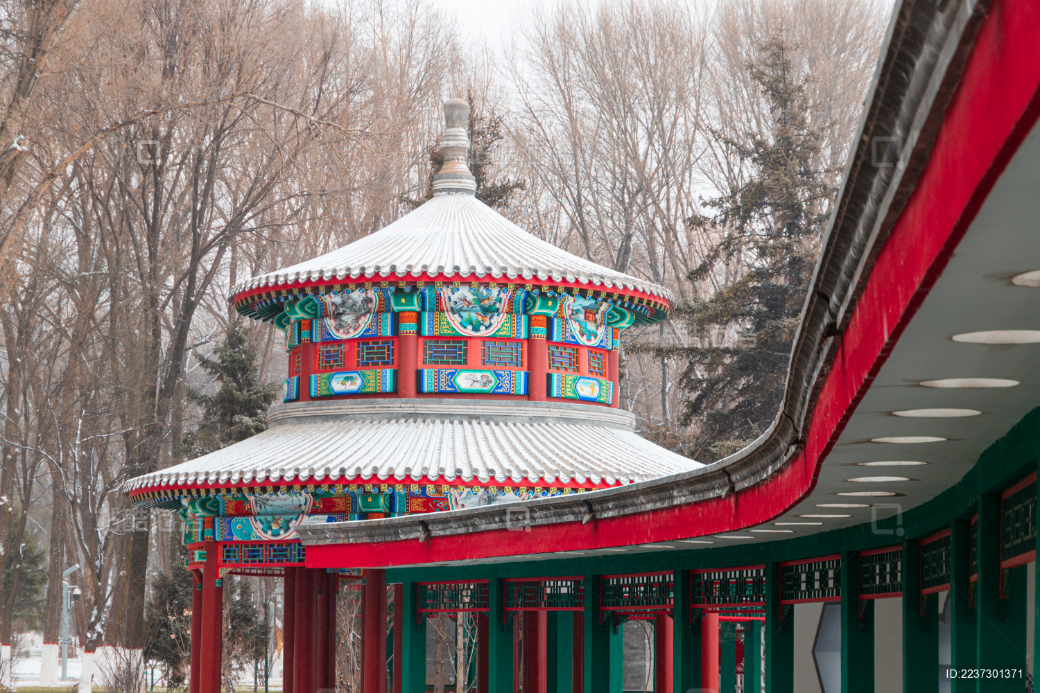 冬天青海省西宁市人民公园下雪后清代建筑亭子的雪景