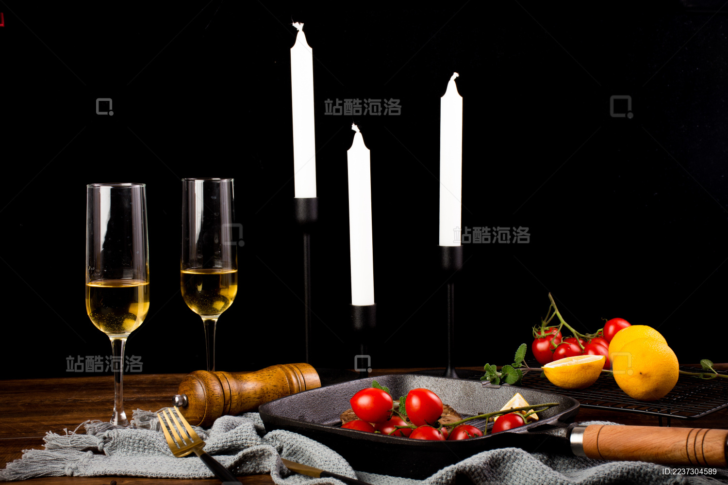 情人节激情情侣烛光晚餐，夜会男人女人送礼物，浪漫约会红酒蜡烛照片摄影图片_ID:413872755-Veer图库