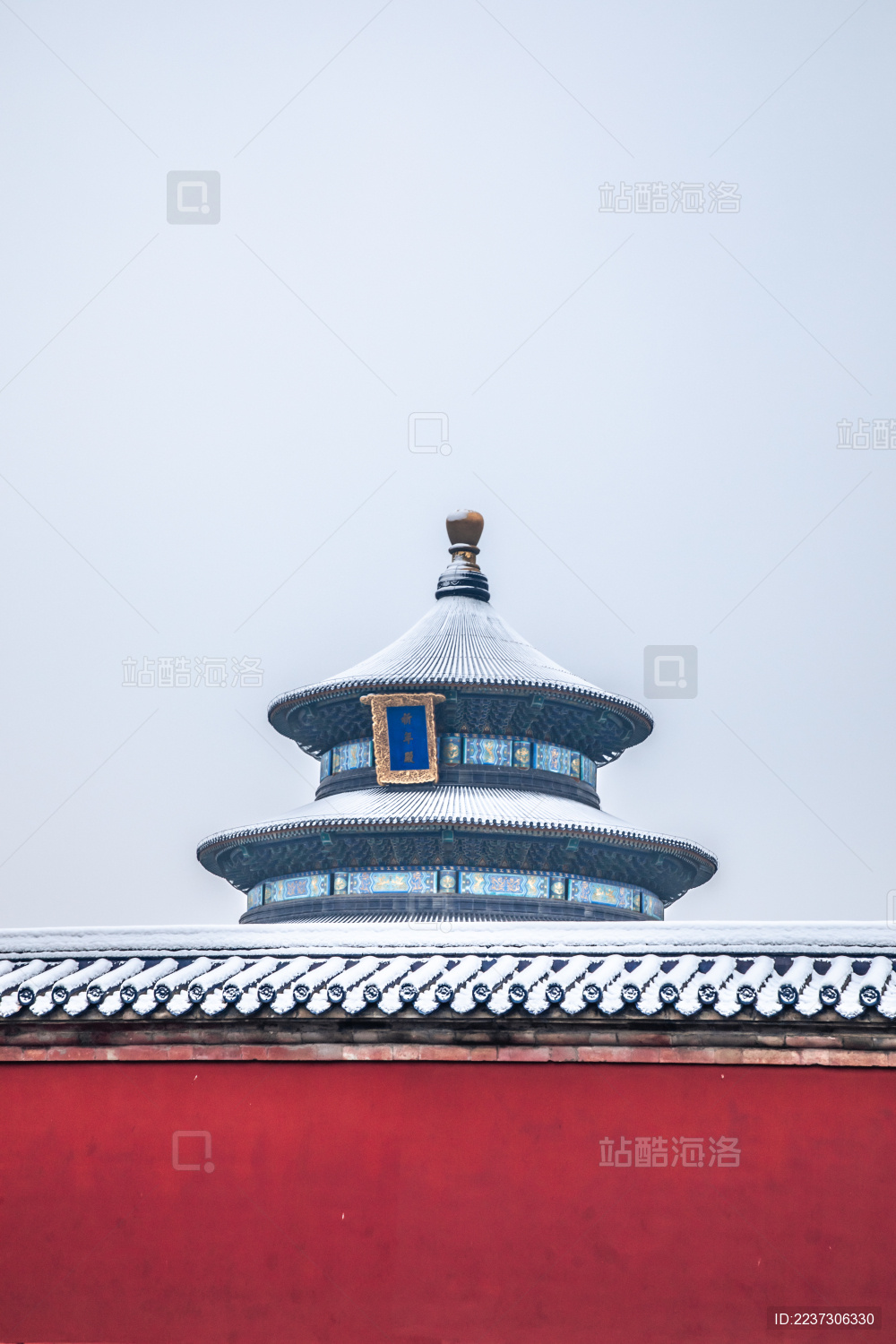 中国北京天坛祈年殿红墙雪景