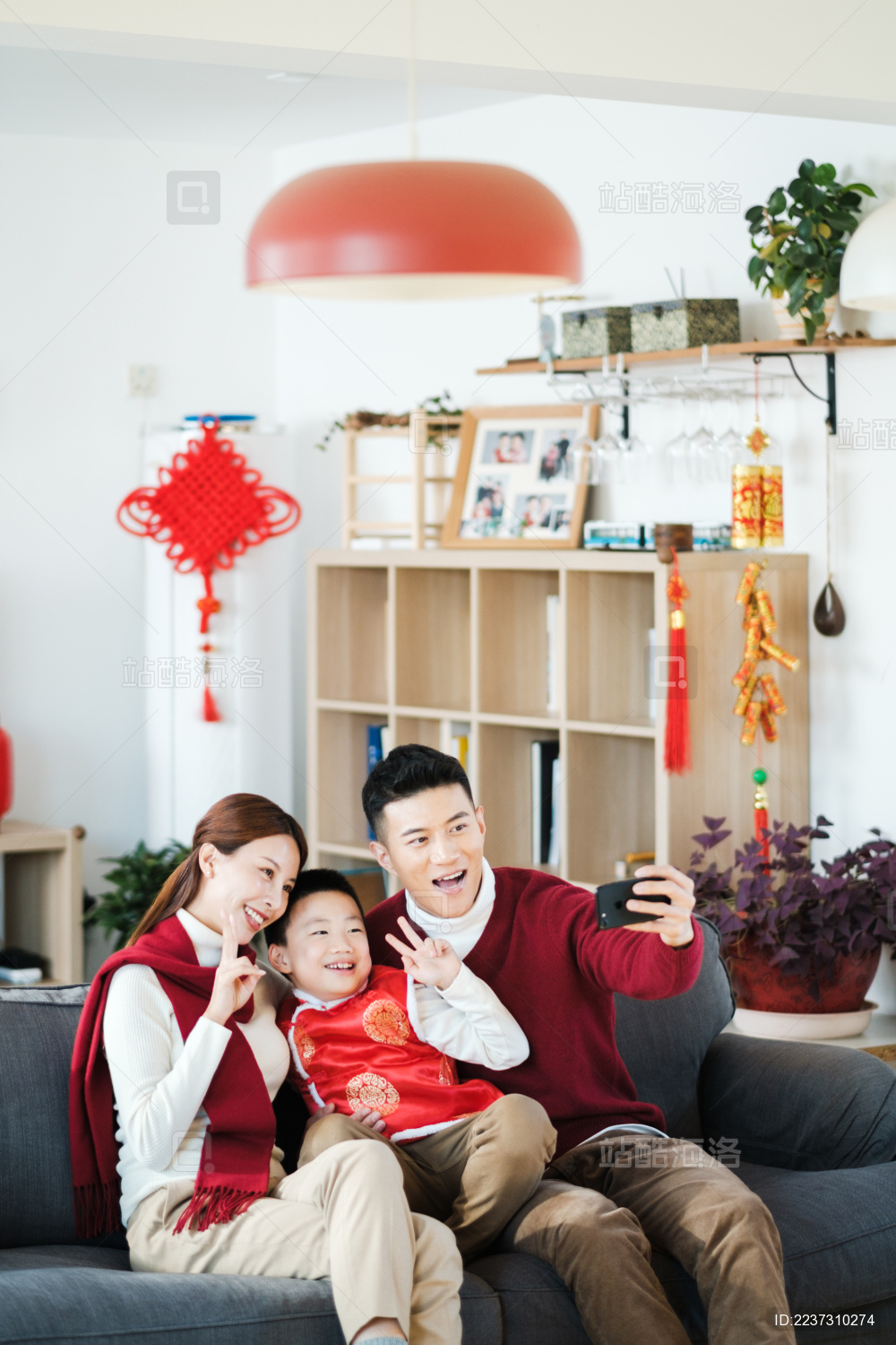 一家三口过年在沙发上拍照