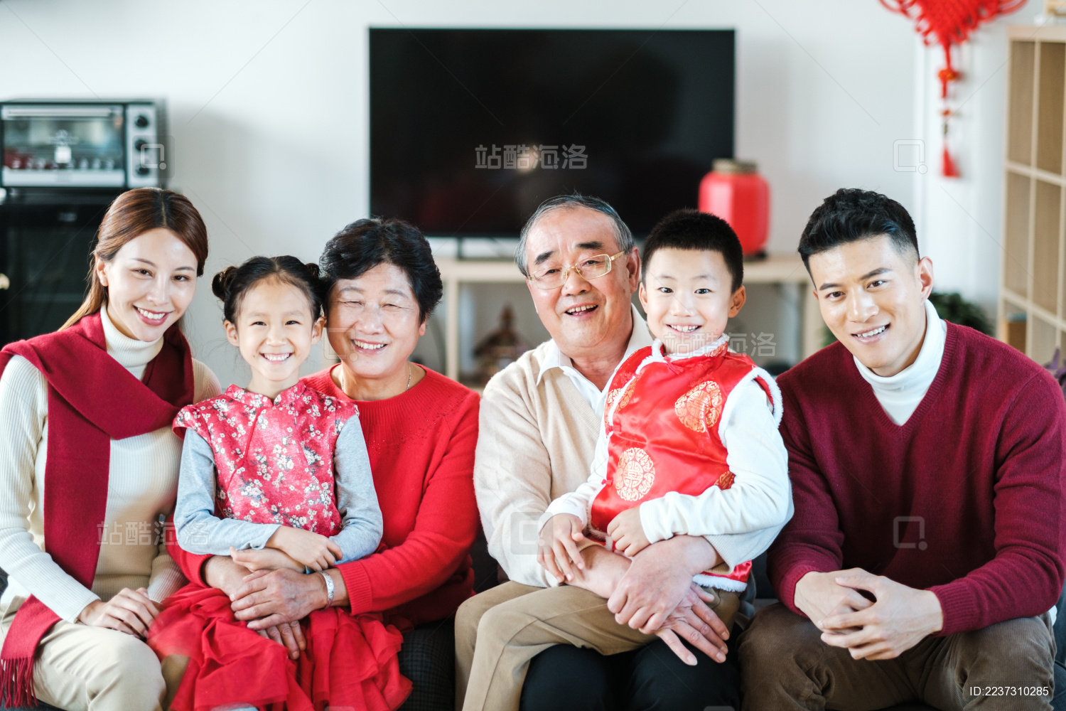 过春节一家人穿唐装全家福合影