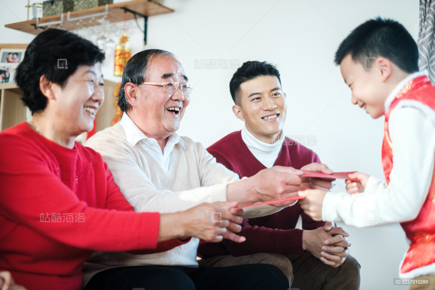 过春节爷爷奶奶给孙子包红包