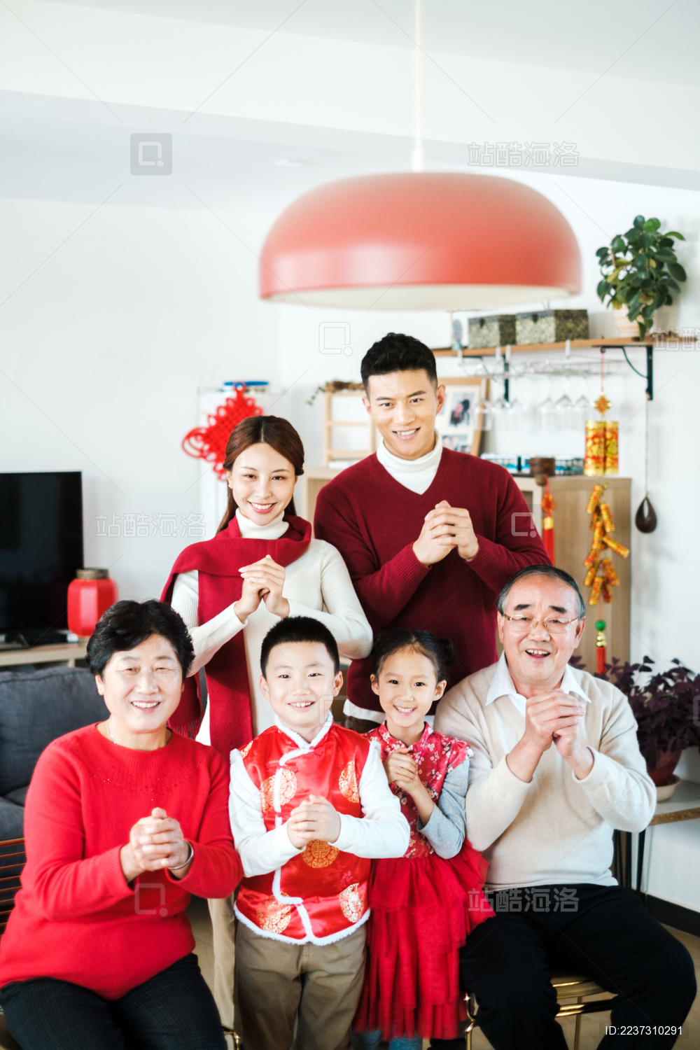 过春节一家人在客厅给大家拜年