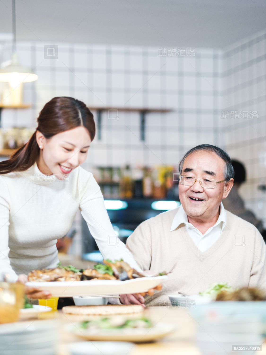 年夜饭女儿给爸爸做了一条鱼