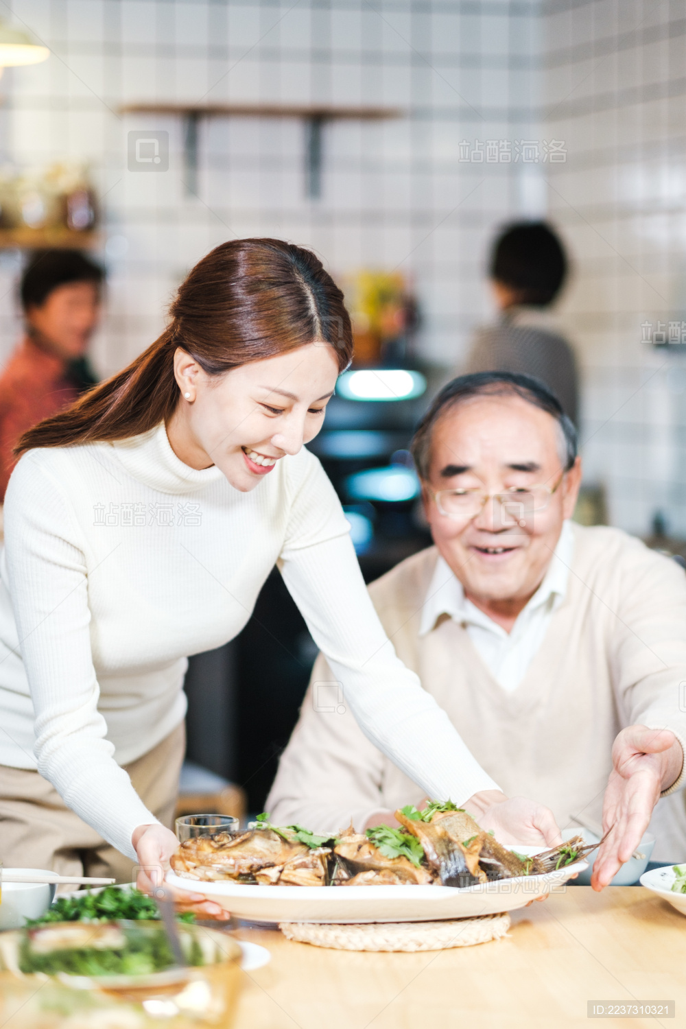 年夜饭女儿给爸爸做了一条鱼