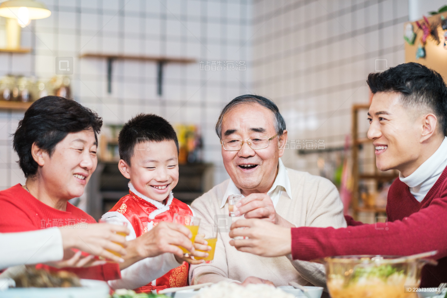 祖孙三代在饭桌前举杯庆祝
