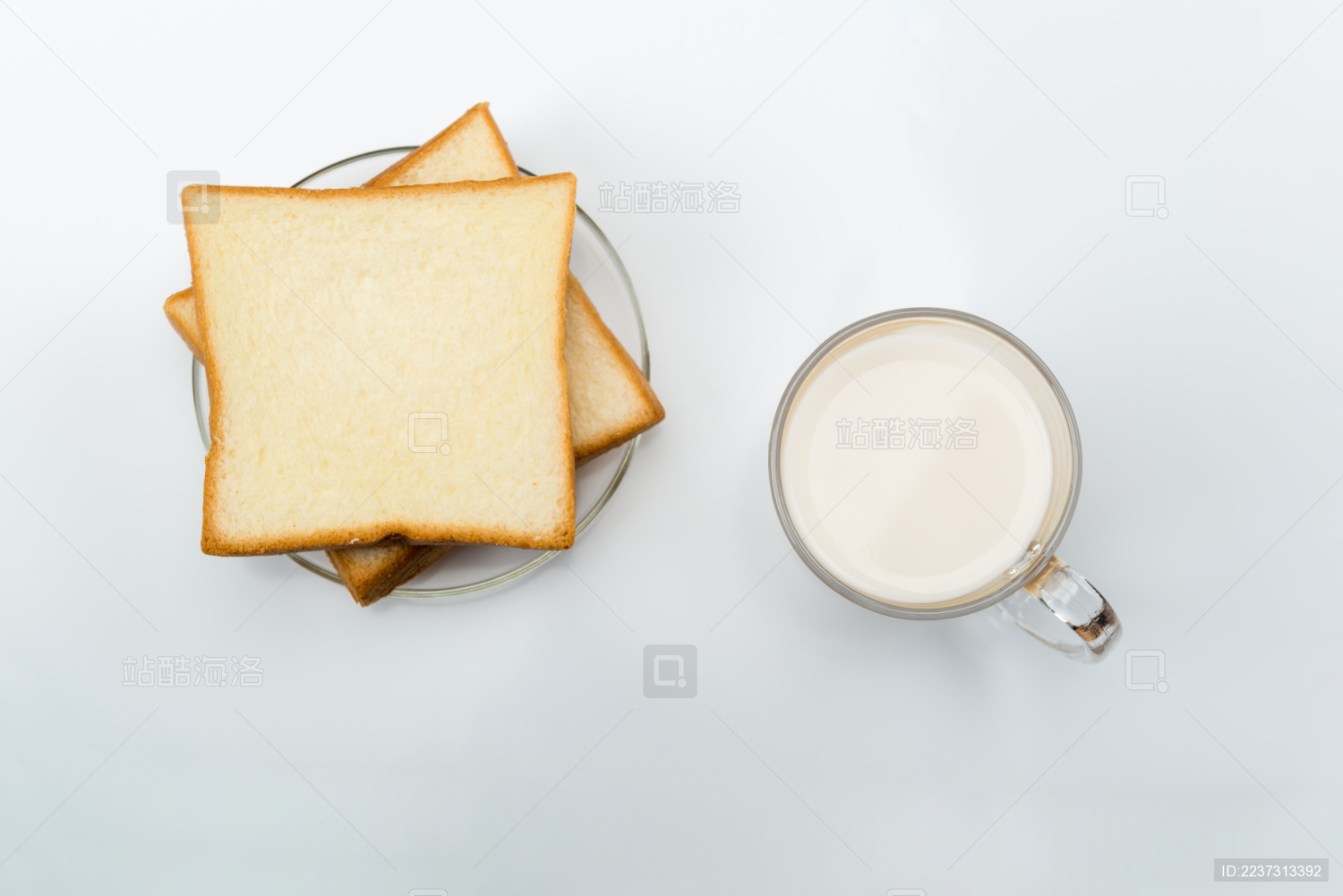 棚拍室内桌面上的玻璃杯牛奶面包片