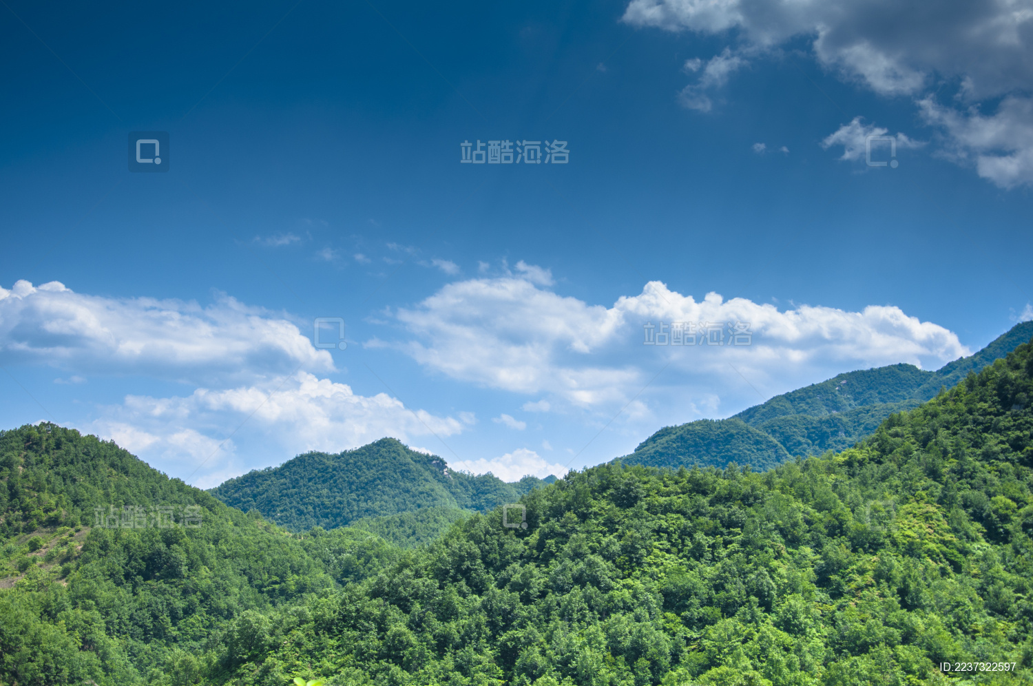 晴朗天气有云朵的山地环境