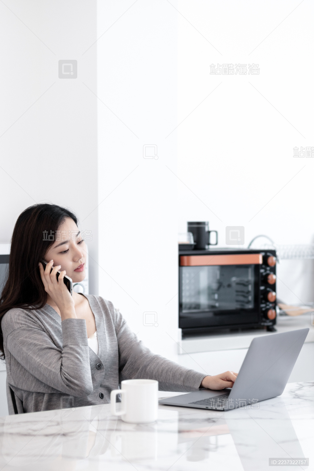 一个年轻的女人在家里工作