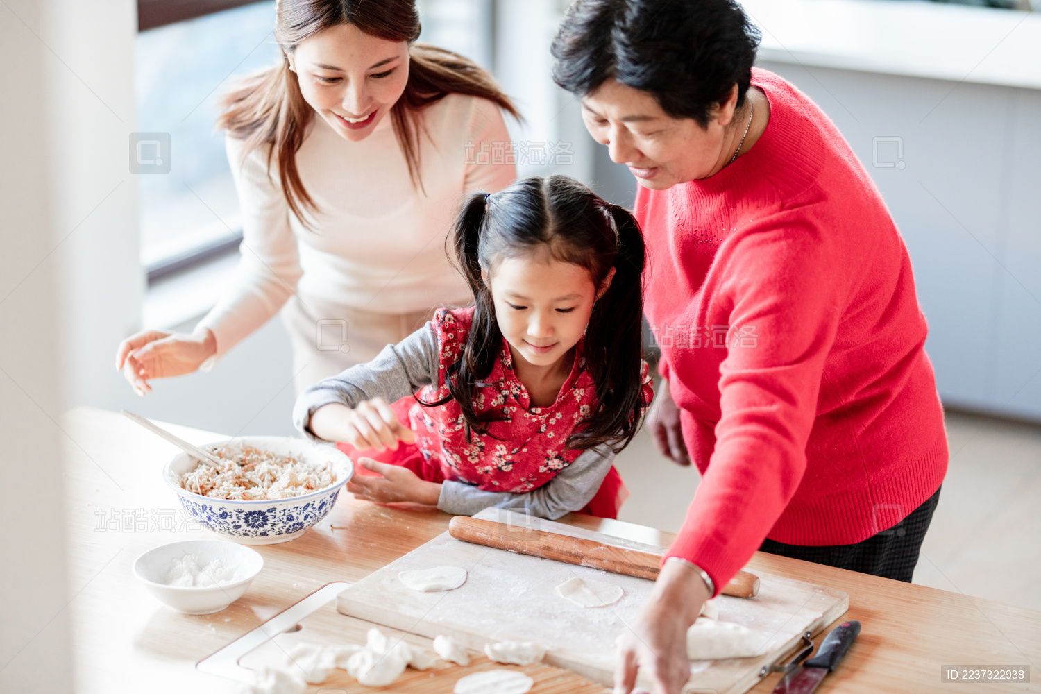 奶奶和妈妈教小女孩包饺子