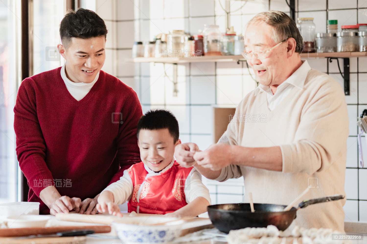爷爷和爸爸教小男孩包饺子