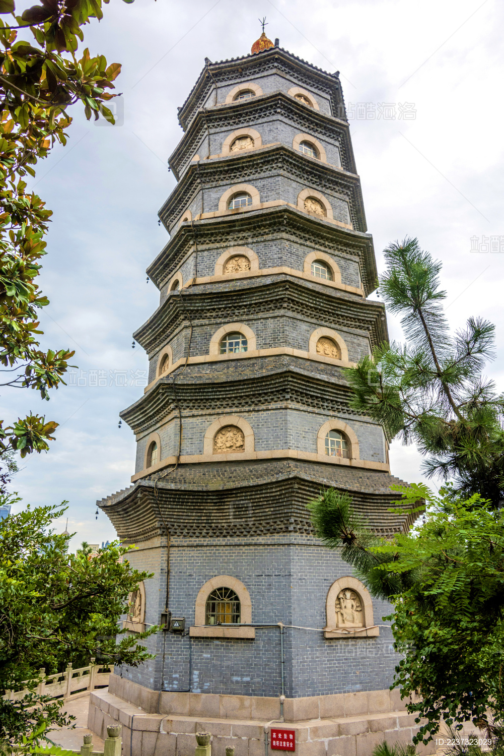 中国山东省青岛市湛山寺药师塔
