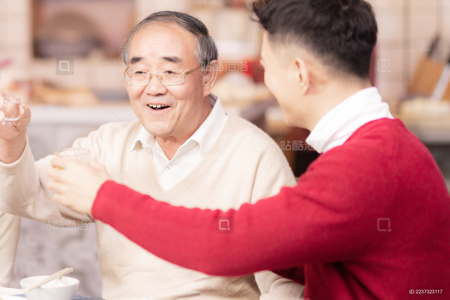 过年一家人在吃团圆饭