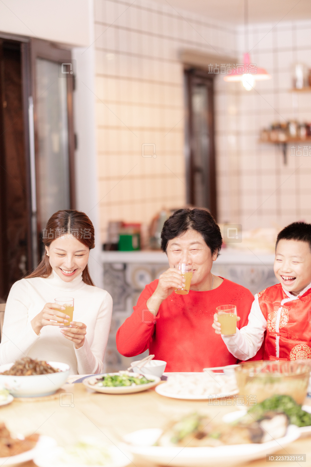 过年一家人在吃团圆饭