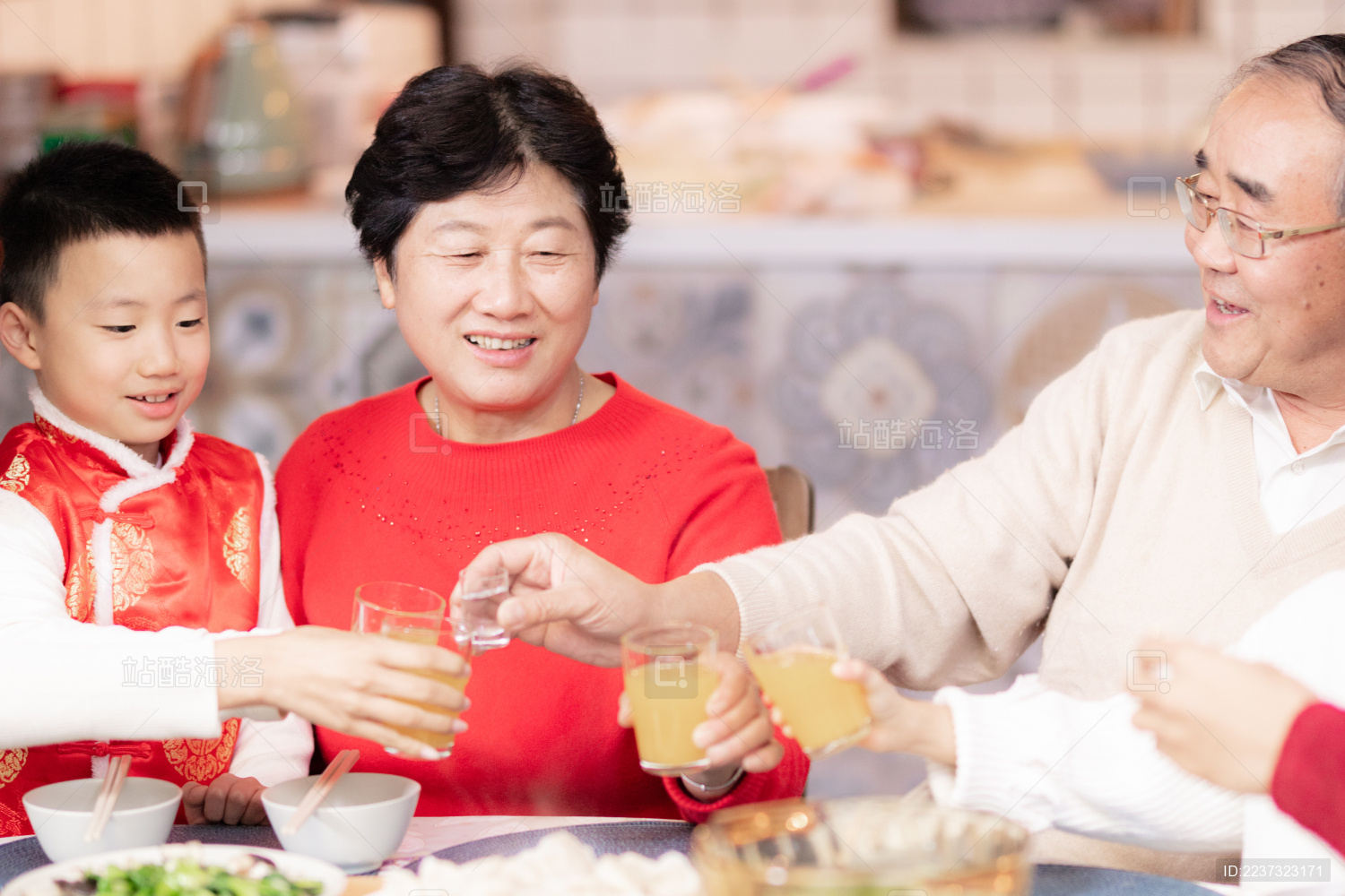 过年一家人在吃团圆饭