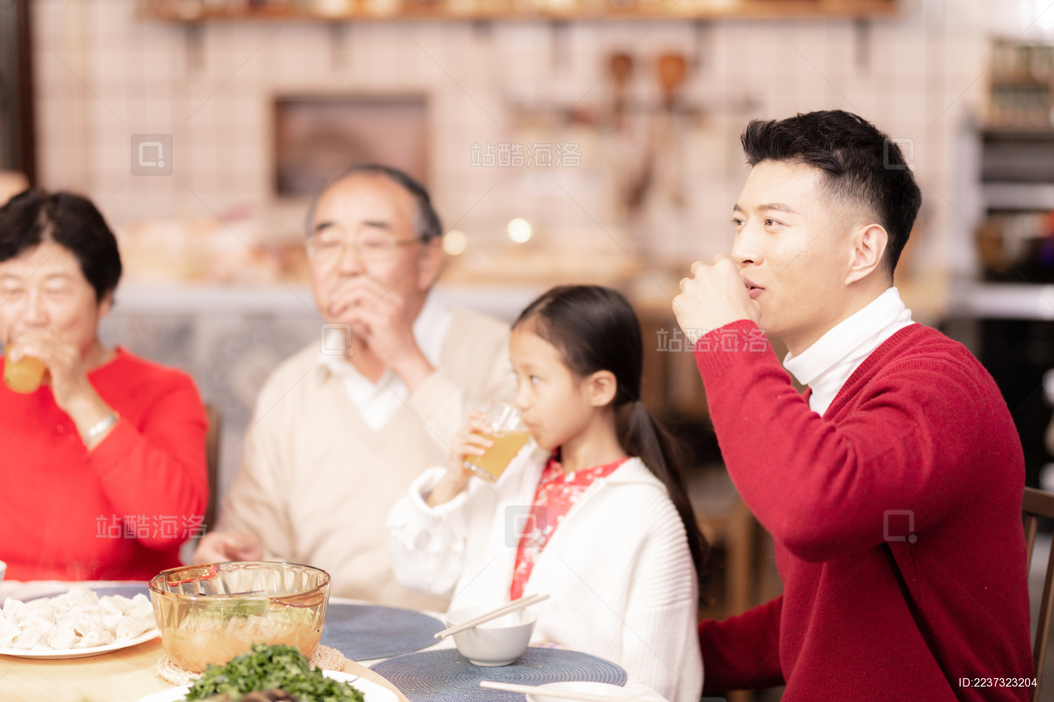 过年一家人在吃团圆饭