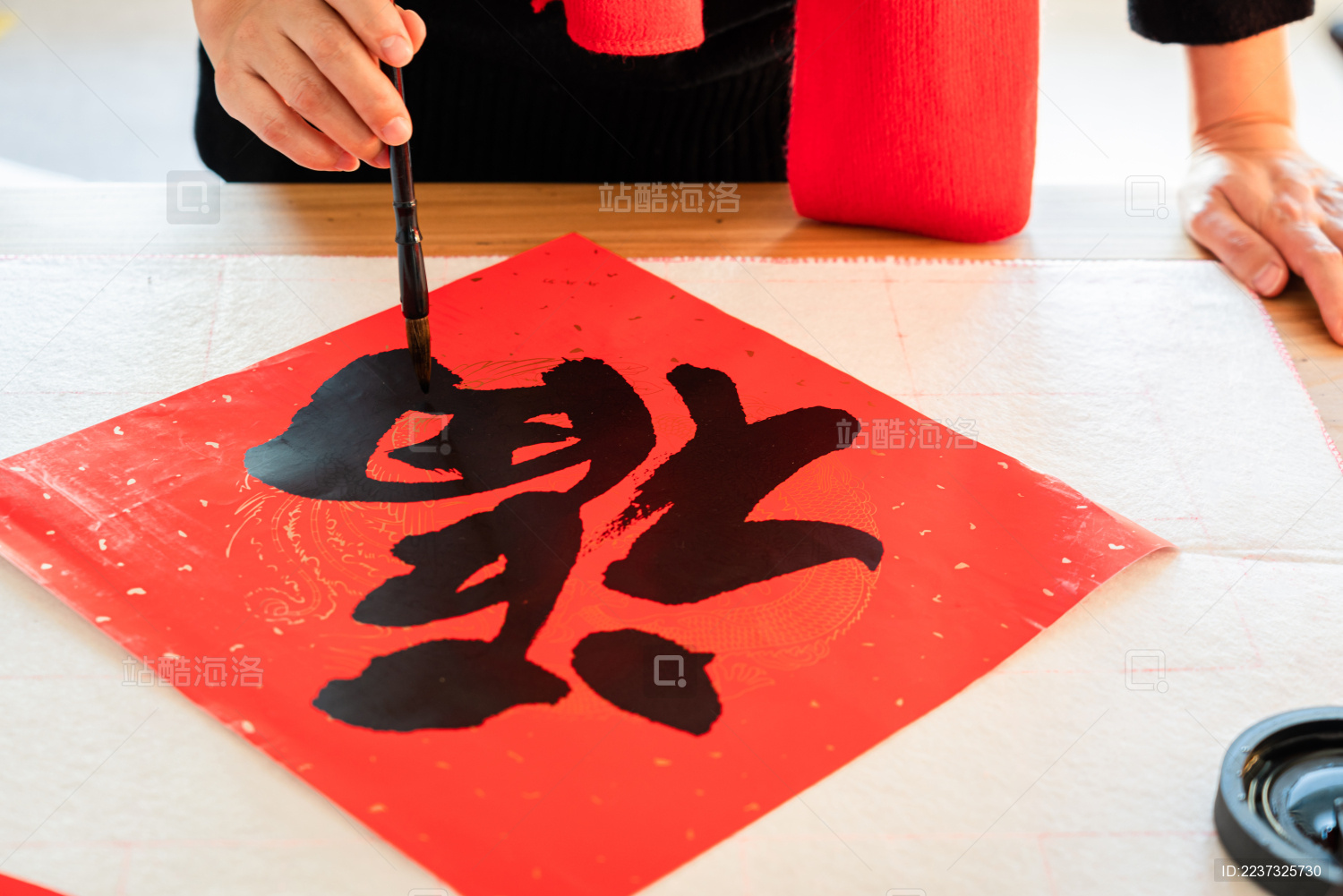 春节用毛笔书写福字的中国女性