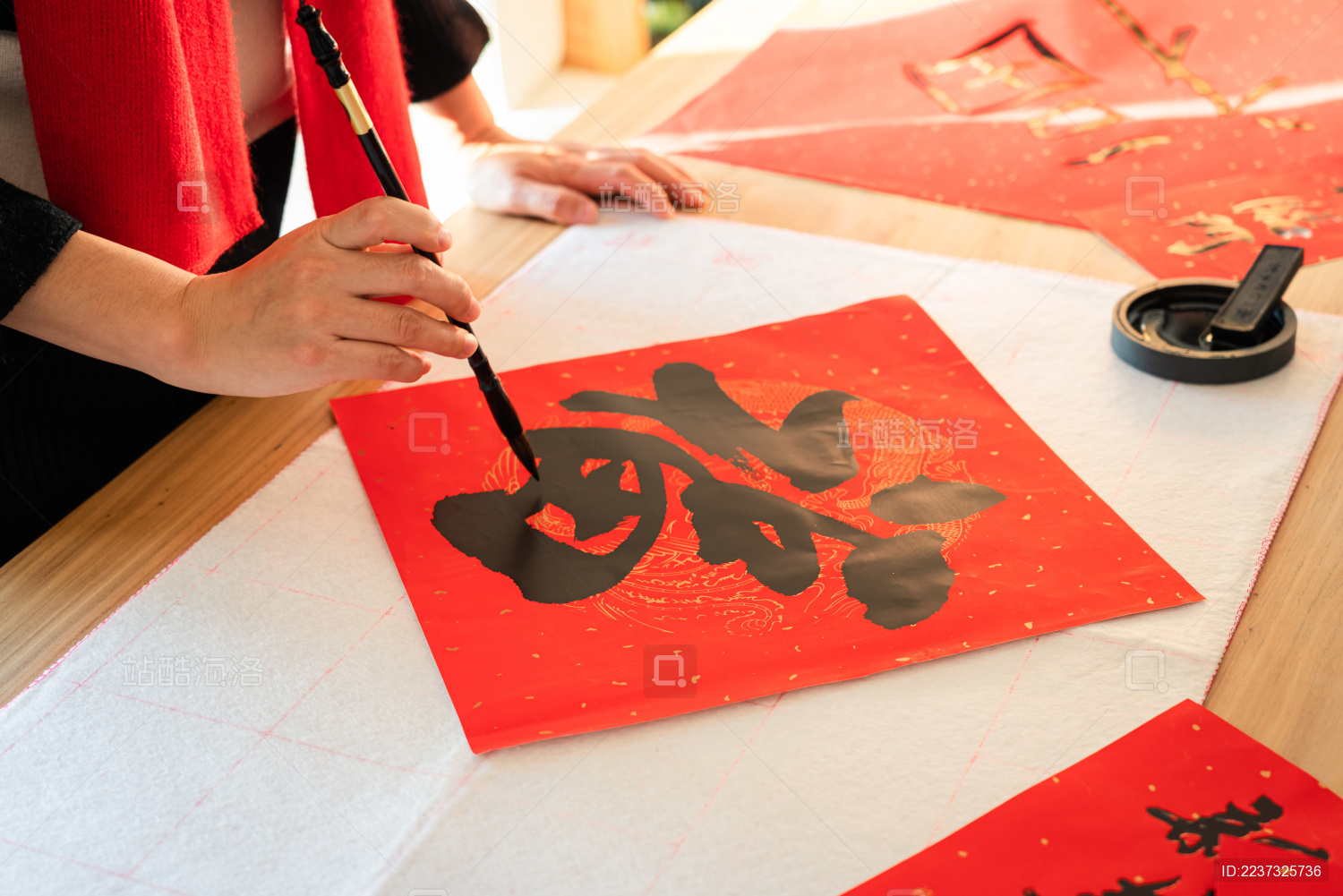 春节用毛笔书写福字的中国女性